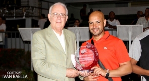 MANFED CODIK ENTREGA TROFEO “CARRERAS BAJO LAS ESTRELLAS” EN PUERTO RICO&quot;