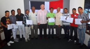 Manfred Codik presidente Comisión Hípica Nacional , Oquendo Medina administrador del Hipódromo V Centenario y Manuel Hierro Director de la escuela vocacional posan junto a los nuevos jinetes que la mañana del jueves 28 recibieron sus diplomas y licencias como profesionales.